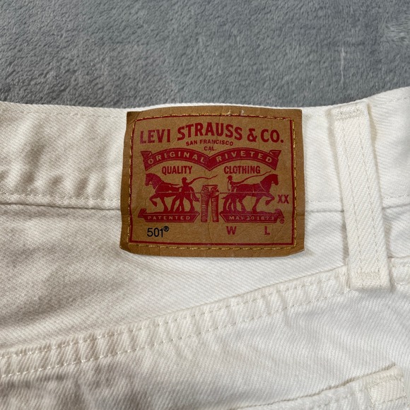 Levi's 501 Womens W28 L30 White Denim Jeans Distressed Button Fly - Picture 8 of 8